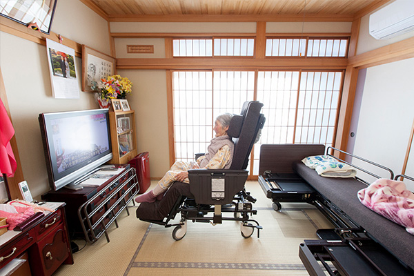 相撲が大好きな百合子様。車いすにすることで、大画面のテレビも楽な姿勢で見ることができます。
