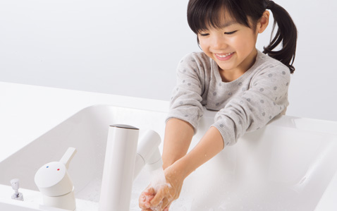 単水栓にさわらなくても手洗いできるから清潔。お子様でも簡単に操作できるので、幼いころから手洗い習慣が身につきます。