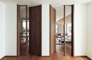 天井まで届く「グランハイドア」