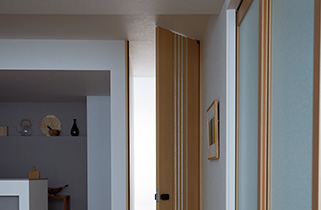 上枠が見えず、フラットにつながる天井面