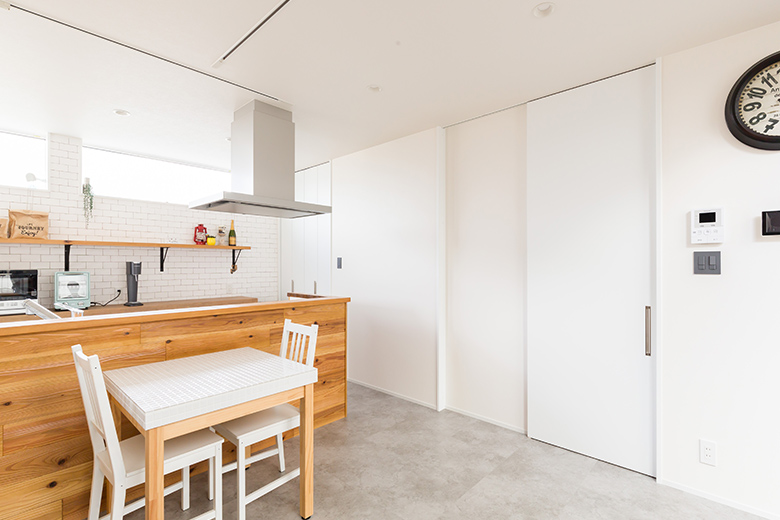 真っ白な壁と一体化させたドア | ハイドア採用事例 | ベリティスプラス | 室内ドア・フローリング・収納 | Panasonic