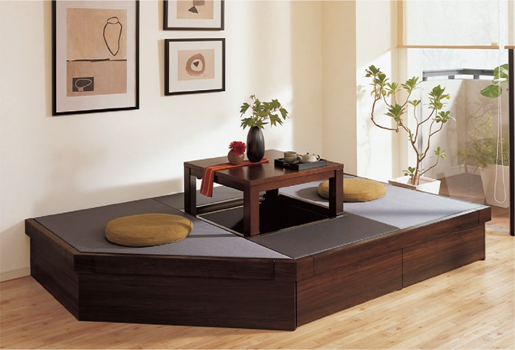ラクな姿勢でくつろげる「堀座卓」。「畳が丘」とセットならマンションにも簡単に設置できます。