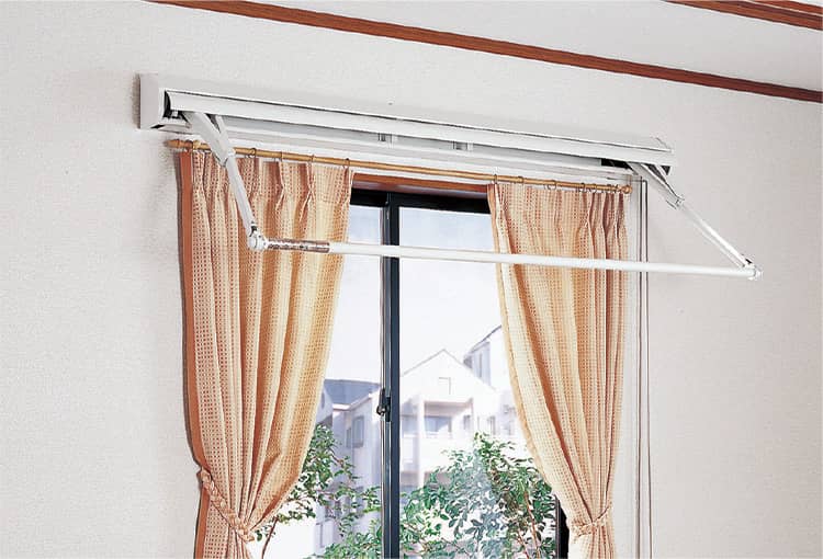 窓際を物干しスペースに活用。竿は操作ひもを引くだけで簡単に出し入れできます。