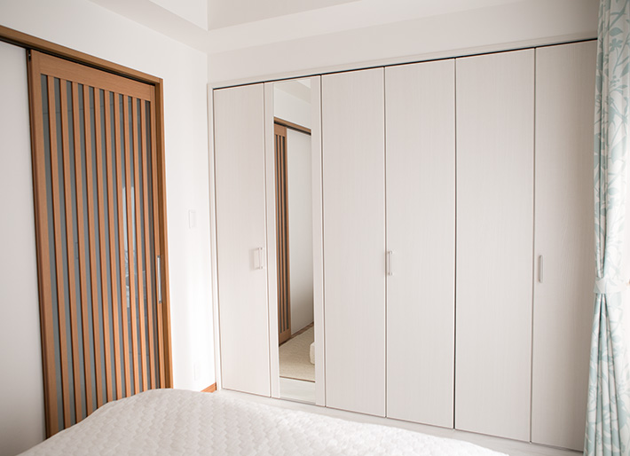 写真：寝室のクローゼットの扉も白に。