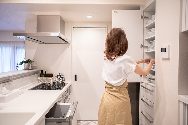 写真：食器洗い乾燥機の対面に設置された食器棚