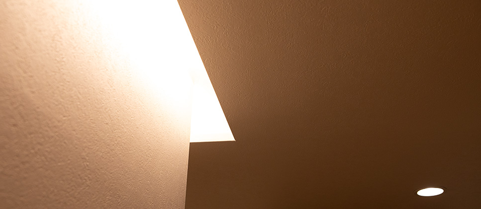 写真：天井の間接照明