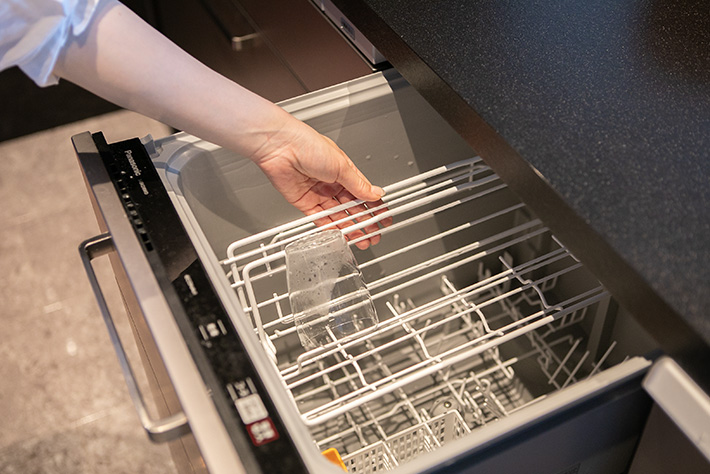 写真：深型の大容量タイプの食器洗い乾燥機