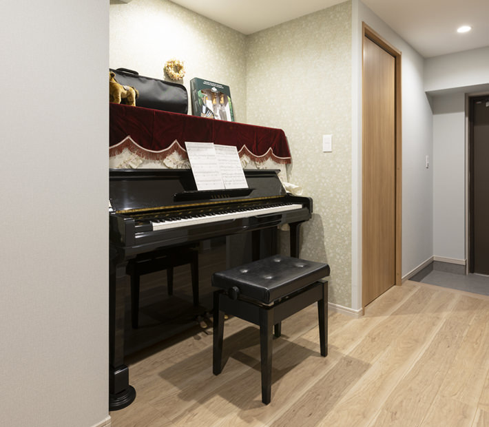 写真：リフォーム後の廊下兼ピアノルーム