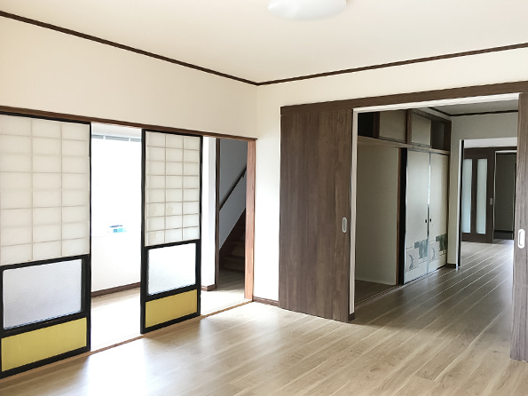 写真：和室の床をフローリングに貼り替えた部屋