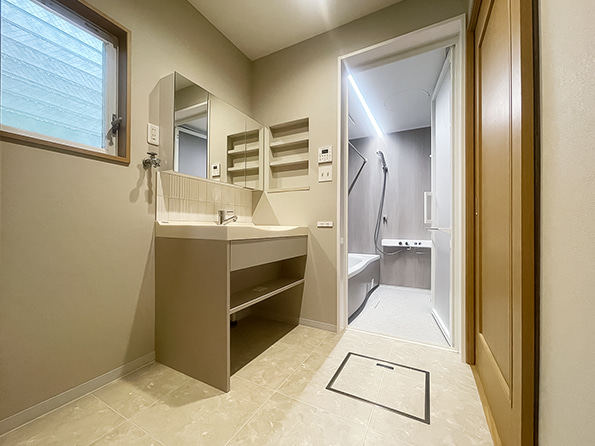 写真：洗面ドレッシング、バスルームを含め統一された空間