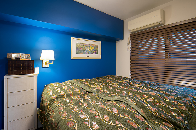 写真：ブルーの壁紙をはった寝室
