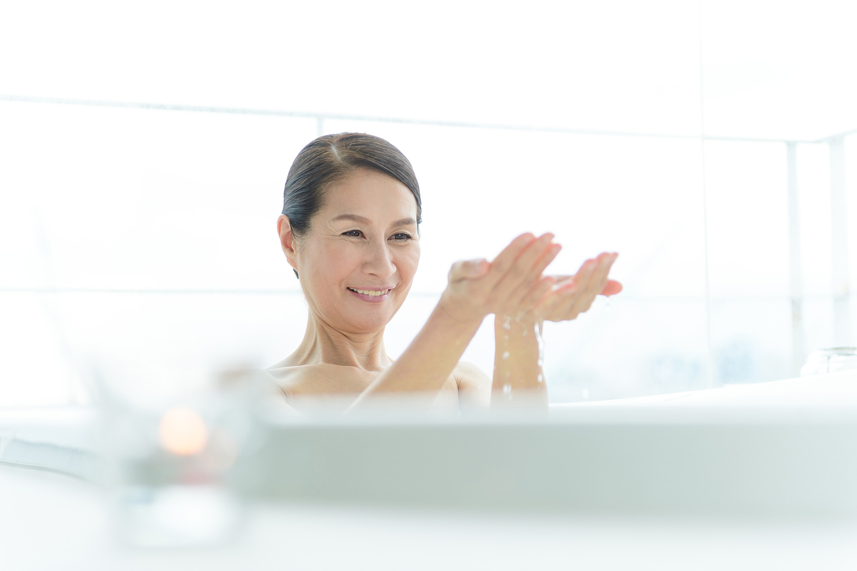 入浴するシニア女性 | 入浴で免疫力をつけましょう | パナソニックのエイジフリー