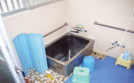 写真：滑りやすく高さのある浴槽のバスルーム