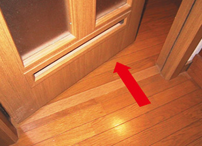 写真：ドア下の段差を解消