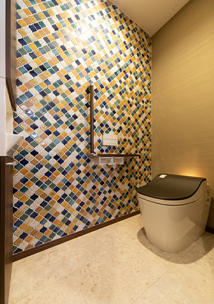 写真：壁にモザイクタイルを用いたトイレ