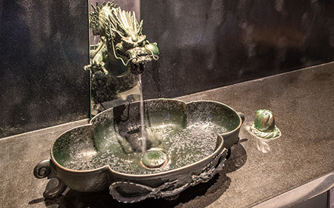 写真：青銅の龍があしらわれたトイレの手洗い
