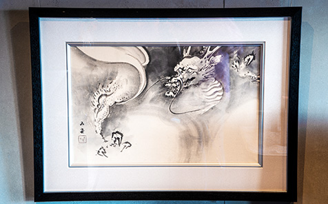 写真：リビングに飾られた龍の水墨画
