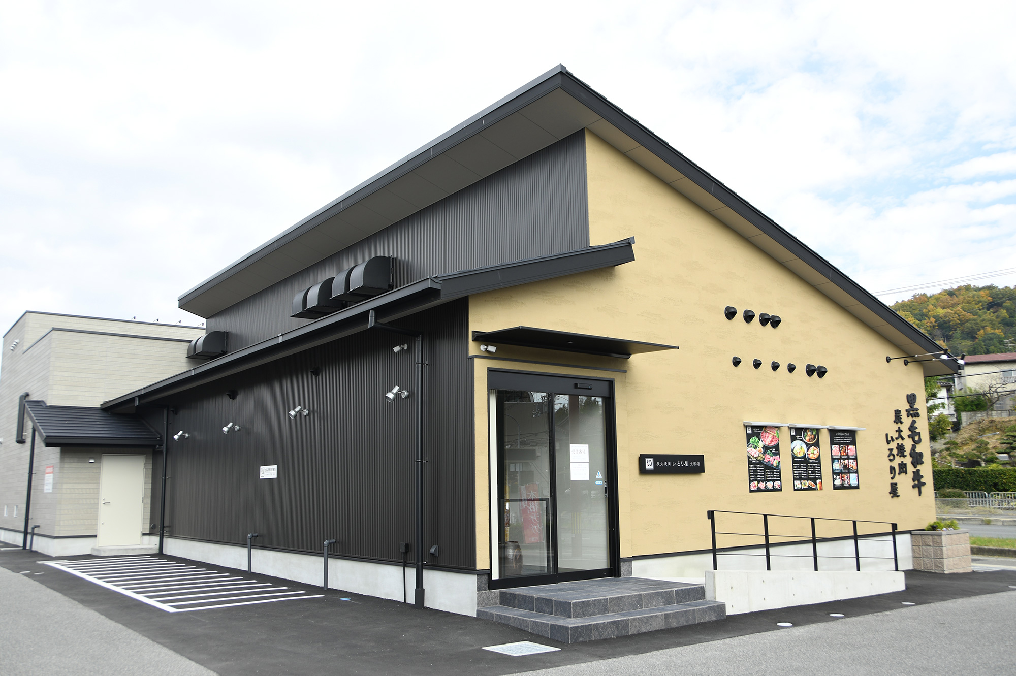 店舗と大型たてといシックライン（ブラック）の施工事例01