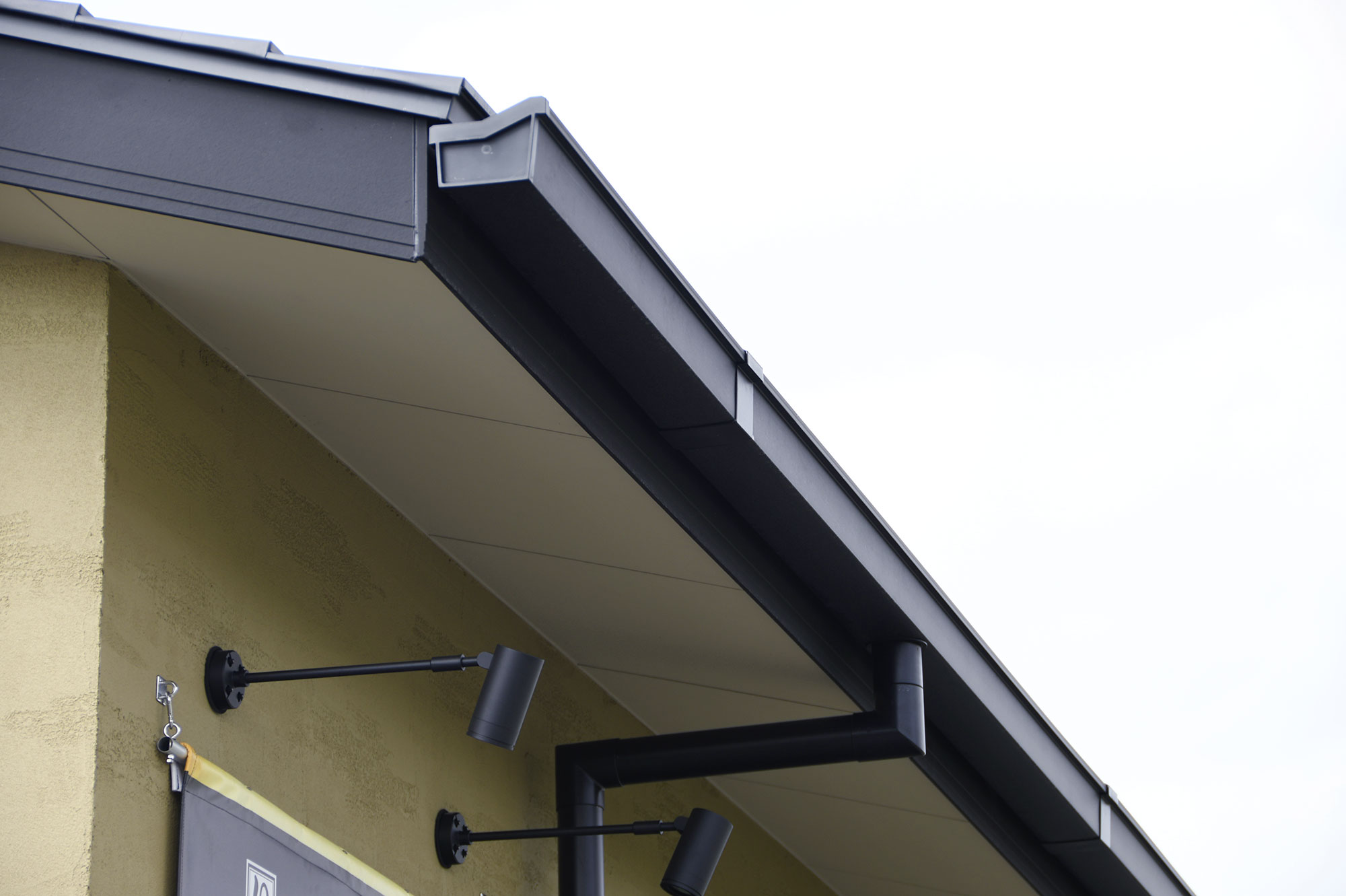 店舗と大型たてといシックライン（ブラック）の施工事例03