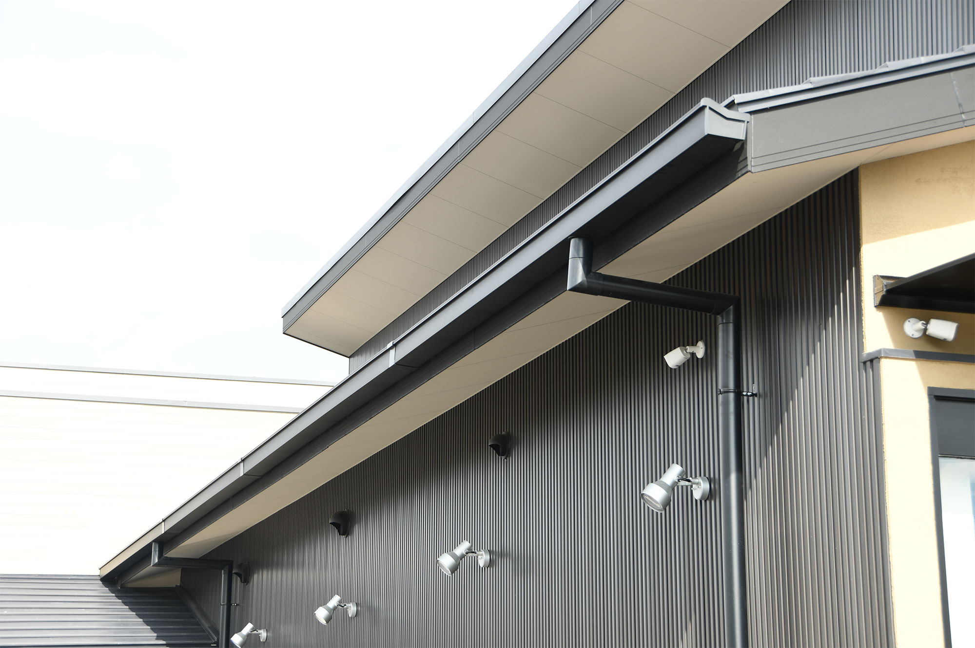 店舗と大型たてといシックライン（ブラック）の施工事例04