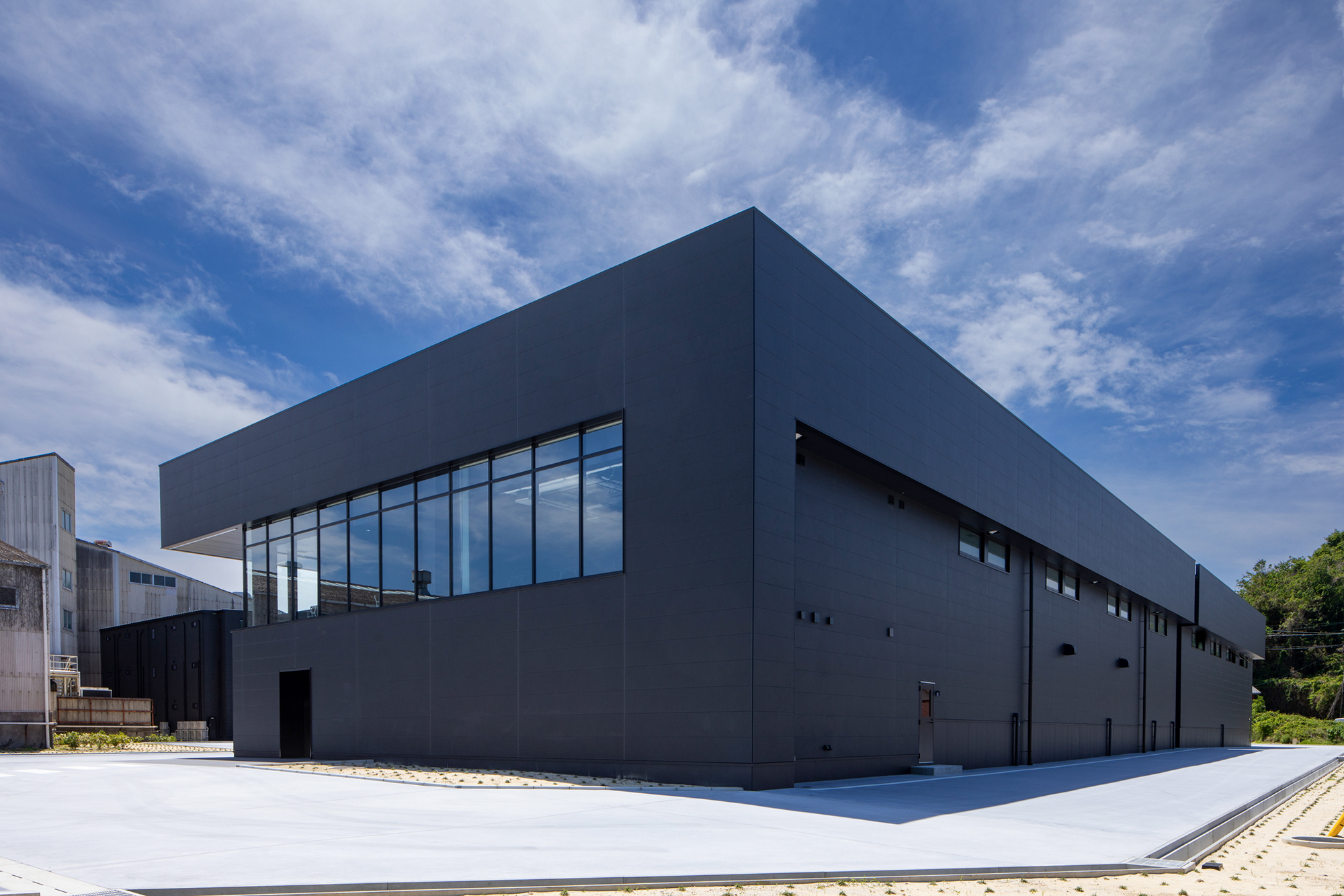 工場と大型たてといシックライン（ブラック）の施工事例04