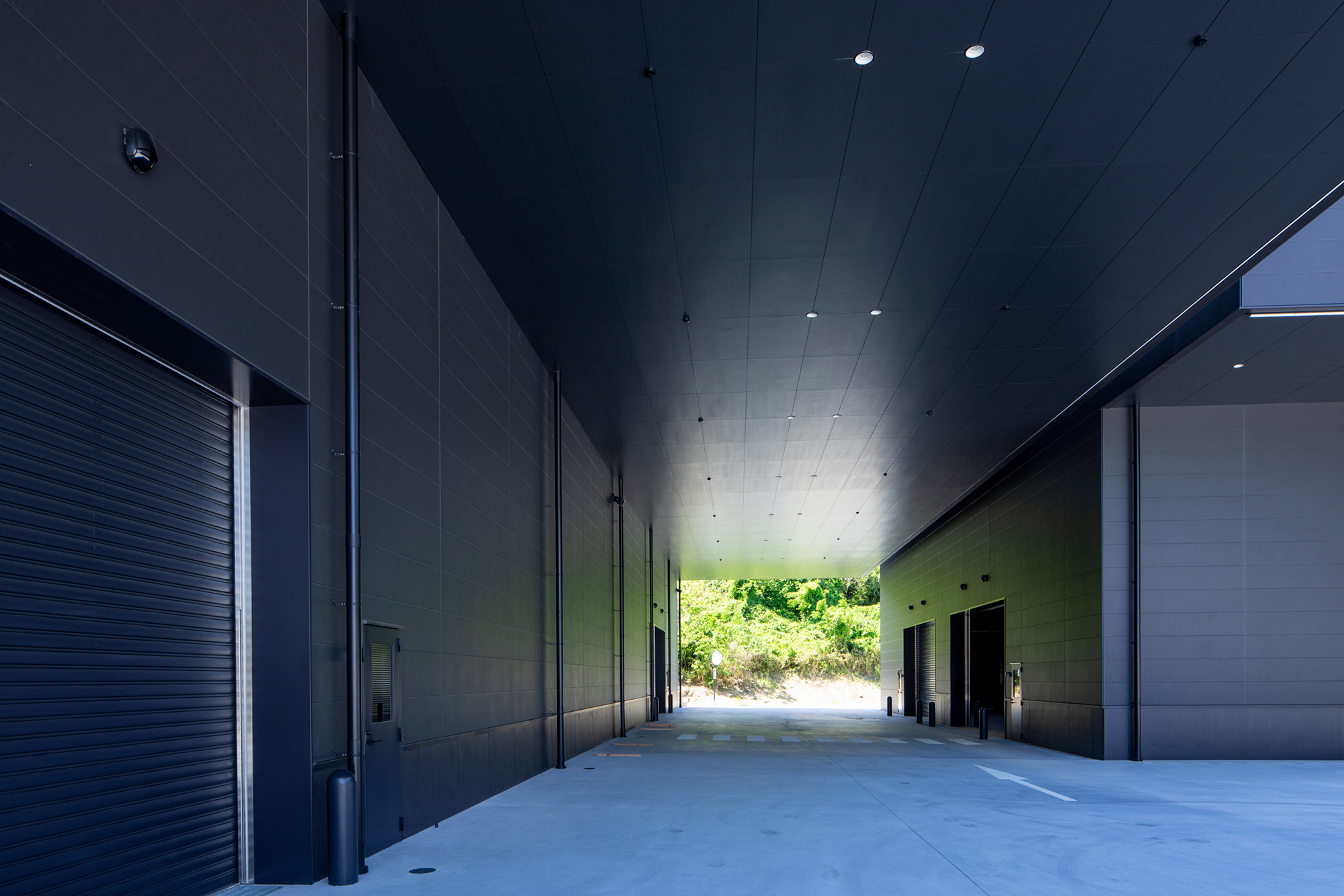 工場と大型たてといシックライン（ブラック）の施工事例06