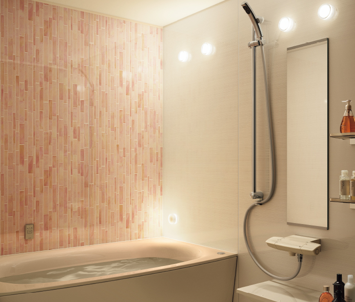 浴槽：グロスローズ 壁：ガラスタイルピンク柄（AC）＋ パラレルホワイト柄 床：ミディアムホワイト サイズ：1418サイズ