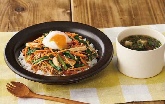 主菜：そぼろと野菜のビビンバ　副菜：小ねぎとのり、豆腐の韓国風スープ