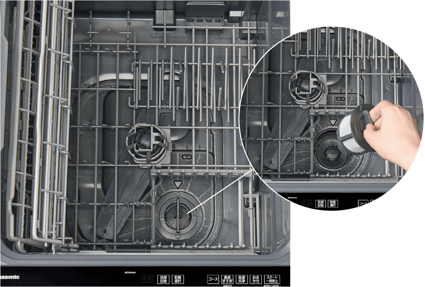 NP-45BD1庫内：3層構造 残さいフィルターを取り出すシーン