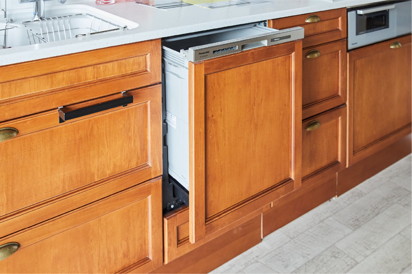 Wellkitシステムキッチンに設置されたパナソニック製のプルオープンタイプ食洗機。