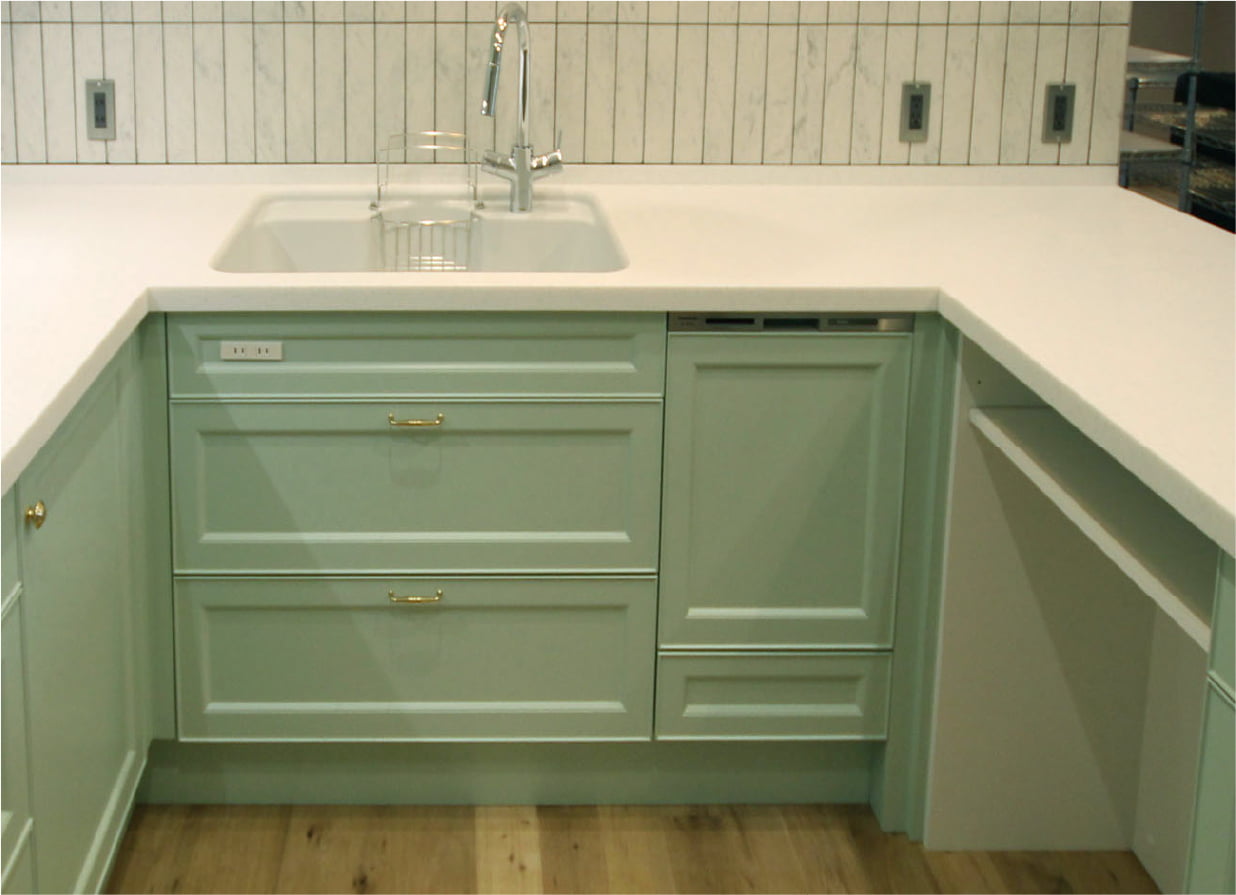 施工事例写真。U型キッチンに幅45cmのパナソニック製のプルオープンタイプ食洗機を設置。