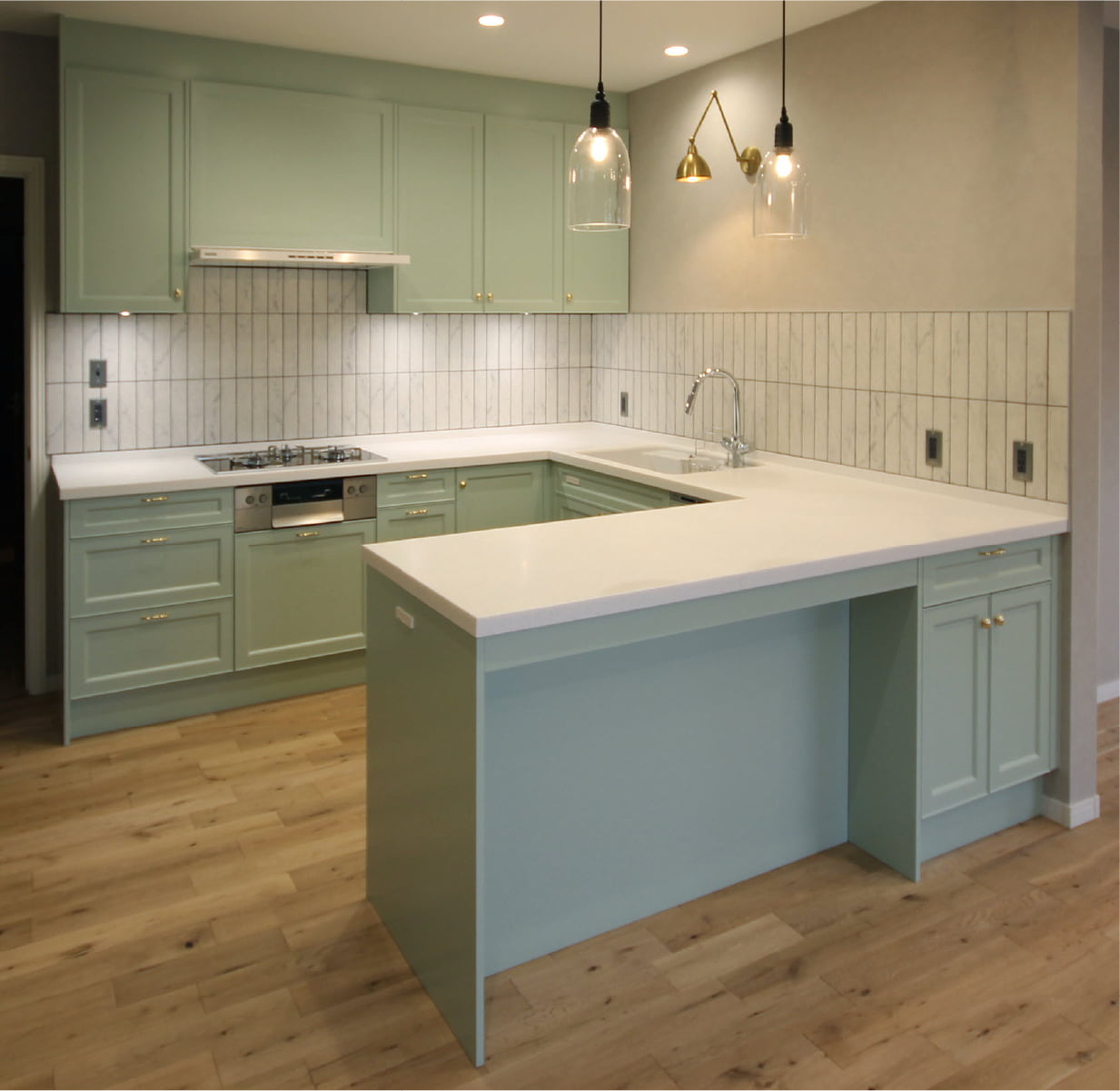 U型のシステムキッチン全景。