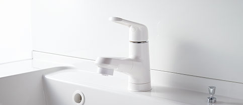 汚れがとれやすく、お手入れしやすいスゴピカ素材（有機ガラス系）の水栓。