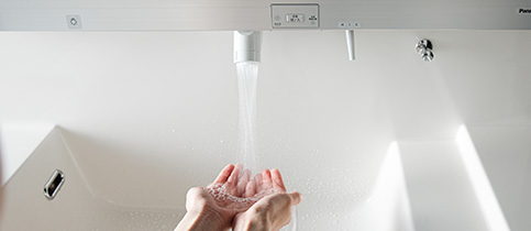 水の広がりを選べるよう<br>2 種類の水流を組み合わせ、直線的な水栓カバーで<br>スタイリッシュなデザインに。