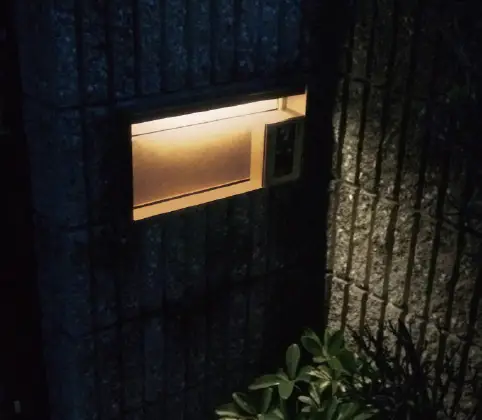 ほのかな間接光が美しいLED表札灯