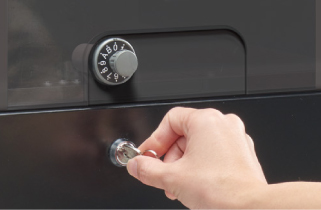 ①「使用中（赤色）」表示の場合、付属の専用キーでシリンダー錠※5を回し、扉を開けます。