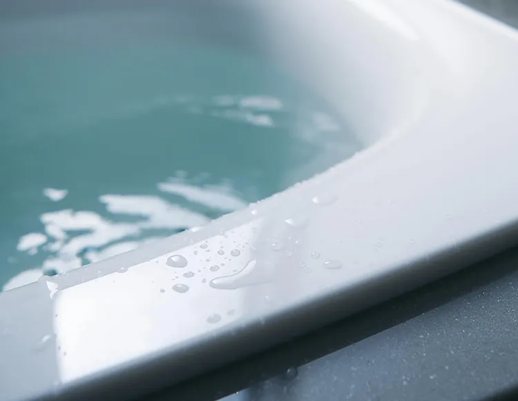 水アカをはじき、汚れが落ちやすくおそうじラクラク