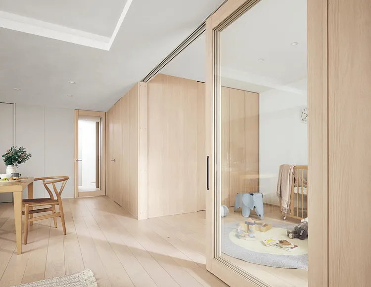 コンパクトなLDKでも広さを感じる建材