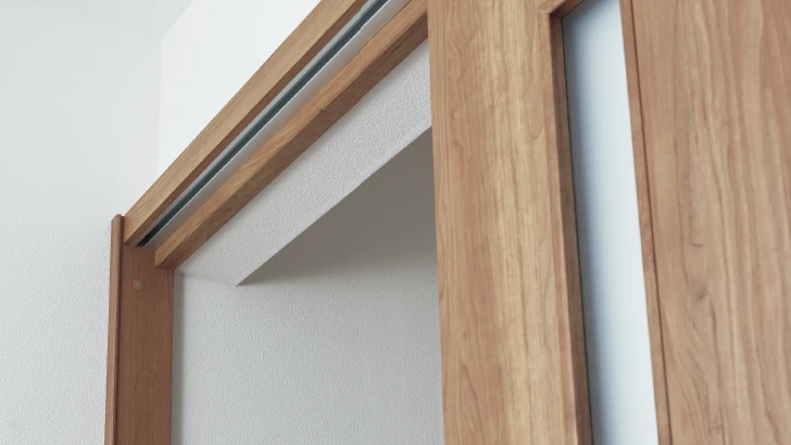 枠納まり上レール