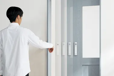 木質建具（タッチレス自動ドアなど）