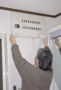 分電盤は多くの場合、洗面所やキッチン、玄関などの壁の上部にあります。