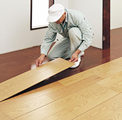 重ね貼り専用の<br>薄型床材です。