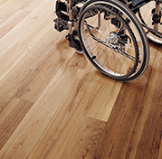 傷に強く、車椅子の使用が可能。しかも汚れがつきにくい床材。