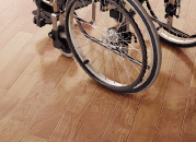 汚れや傷に強い床材です。車椅子の使用にも耐えられます。