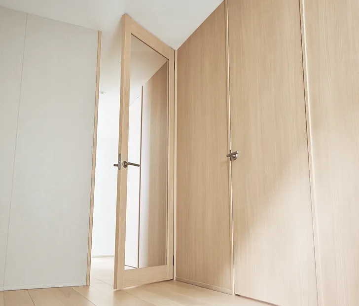 スタンダードレーベルで、ドアが天井までつづく広がりのある空間演出が可能になります。