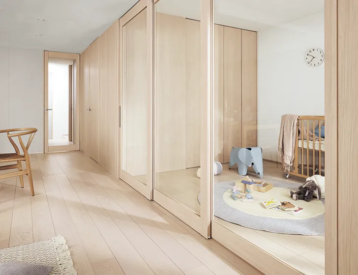 細框の大採光ドアが登場