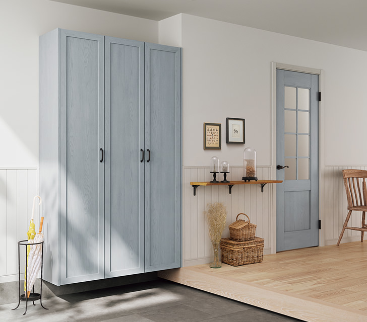 ブルーの爽やかな色合いの扉で、清潔感のある玄関に。