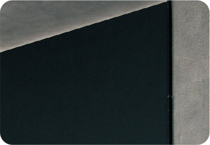 ソイルブラック柄の無機質な印象を引き立てる「内装ドア プラスレーベル　薄見付枠」