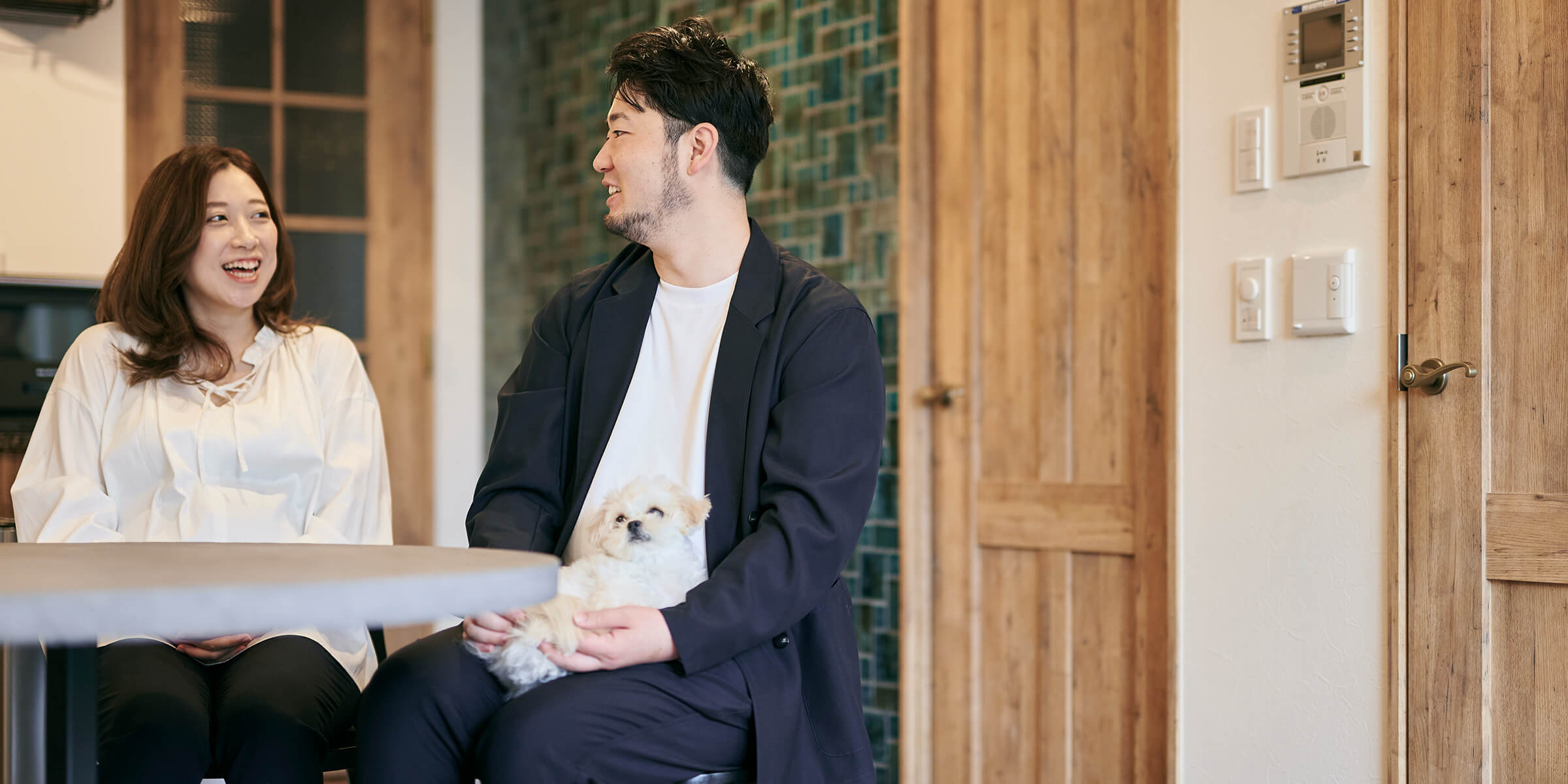 温もりに包まれて。愛犬と家族の時間を刻む家