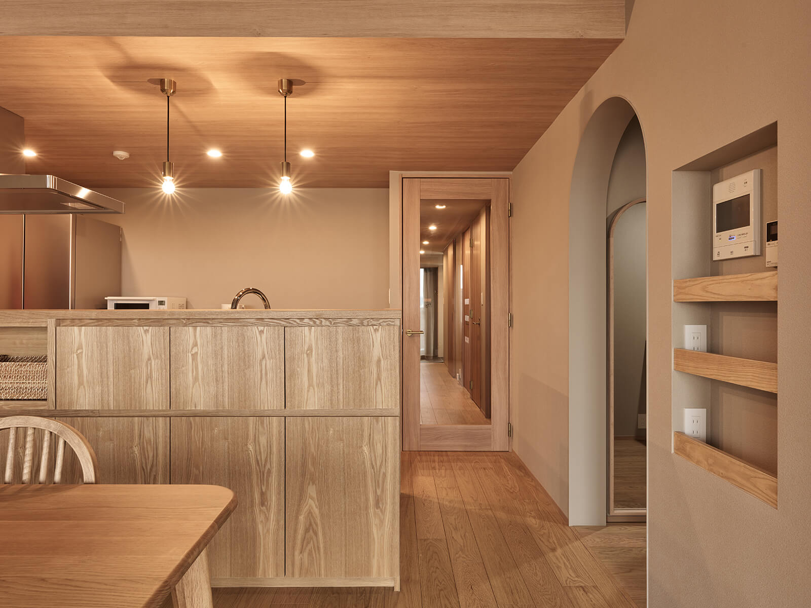 木目とベージュが織りなす安らぎ